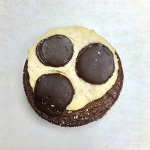 alt="brookie chocolat noir et fleur de sel"