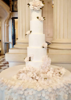 Gâteau de mariage blanc à fleurs blanches